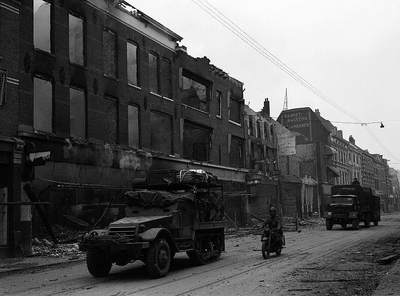 La 49e division West Riding combattant sous commandement canadien s'empare d'Arnhem, le 15 avril 1945.