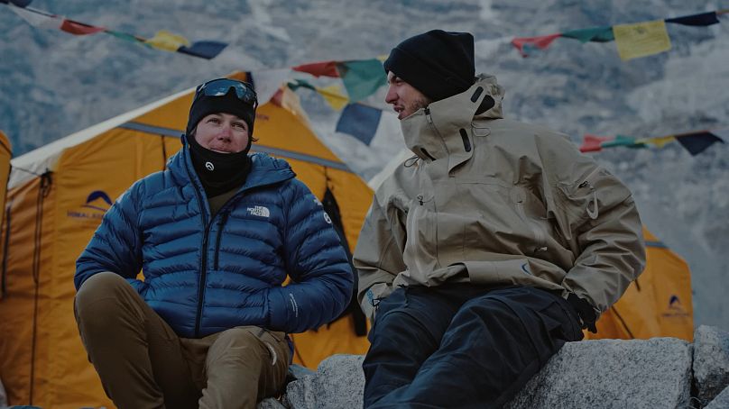 Mathis Dumas (à gauche) et Inoxtag (à droite) lors de leur ascension du Mont Everest