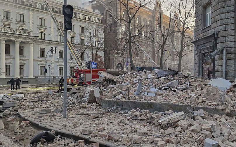 Vue des débris dans une rue depuis des bâtiments voisins après une attaque de drone russe à Kiev, le 1er janvier 2025.