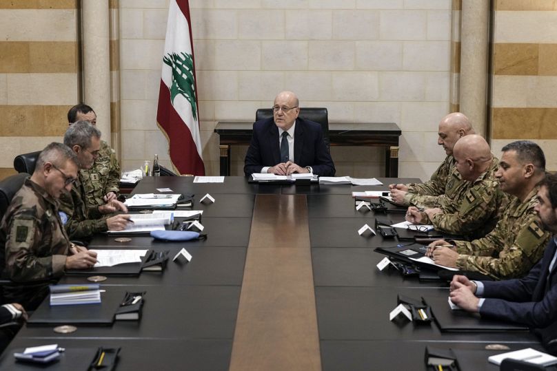 Le Premier ministre par intérim libanais Najib Mikati, au centre, rencontre le comité de surveillance du cessez-le-feu Liban-Israël, au palais du gouvernement à Beyrouth, le 24 décembre 2024.