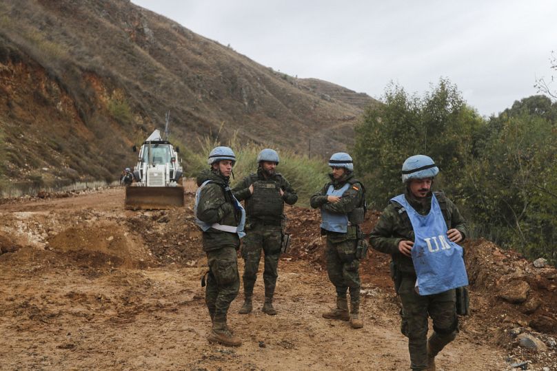 Les soldats de la FINUL sécurisent la zone de Khardali, dans le sud du Liban, à la suite d'un cessez-le-feu entre Israël et le Hezbollah le mercredi 27 novembre 2024.