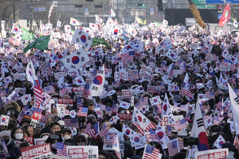 Les partisans du président sud-coréen Yoon Suk-yeol organisent un rassemblement contre sa destitution à Séoul, en Corée du Sud, le samedi 4 janvier 2025. (AP Photo/Ahn Young-joon)