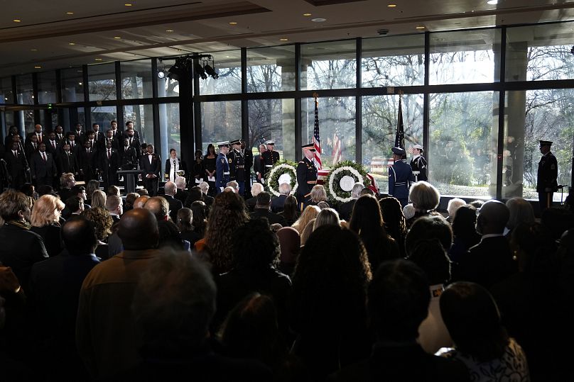 Une garde d'honneur entoure le cercueil lors d'un service rendu à l'ancien président Jimmy Carter à la bibliothèque et musée présidentiels Jimmy Carter à Atlanta, le 4 janvier 2025.