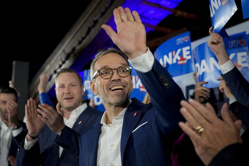 Herbert Kickl, chef du Parti de la liberté d'Autriche, salue ses partisans à Vienne après la clôture des bureaux de vote lors des élections générales, le 29 septembre 2024.