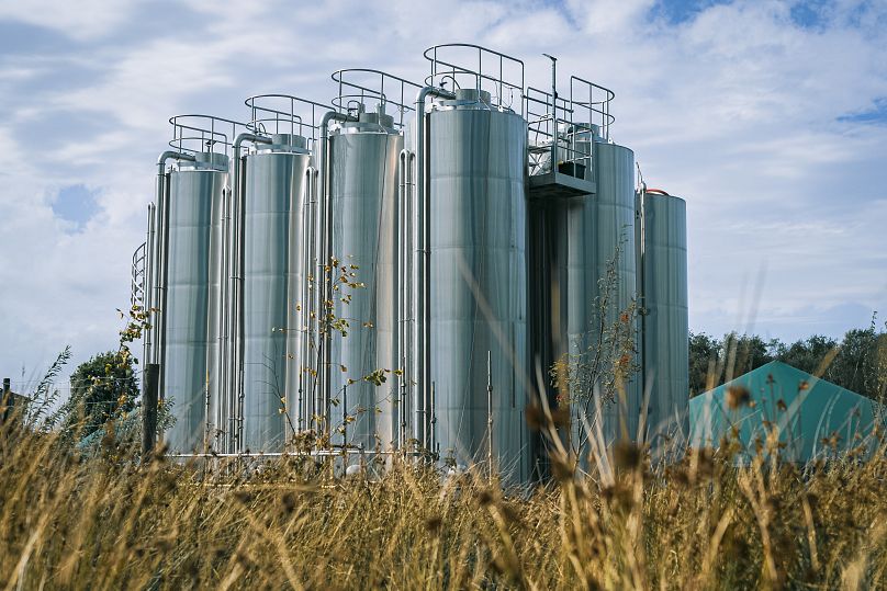 Huit bioréacteurs de 30 000 litres sur le site de MiAlgae en Écosse