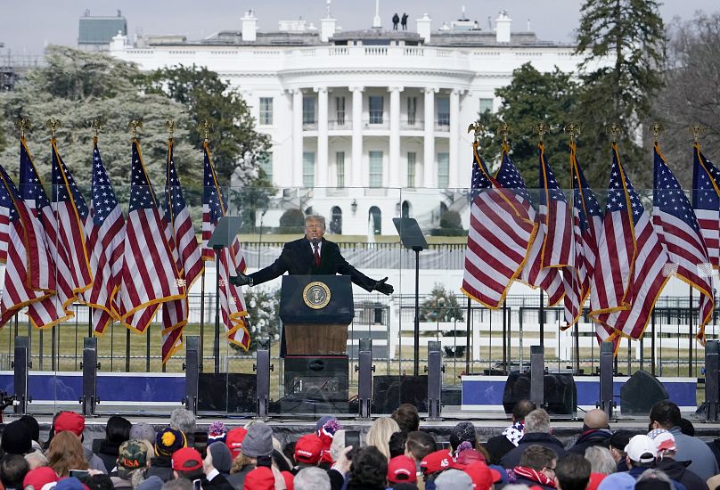 Donald Trump s'adresse à ses partisans avec la Maison Blanche en arrière-plan à Washington, le 6 janvier 2021