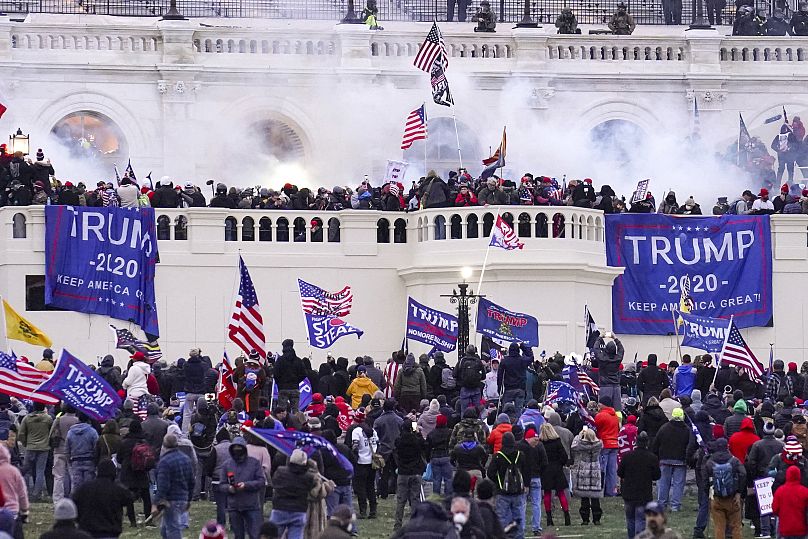 Les partisans de Donald Trump se rassemblent devant le bâtiment du Capitole à Washington, le 6 janvier 2021.