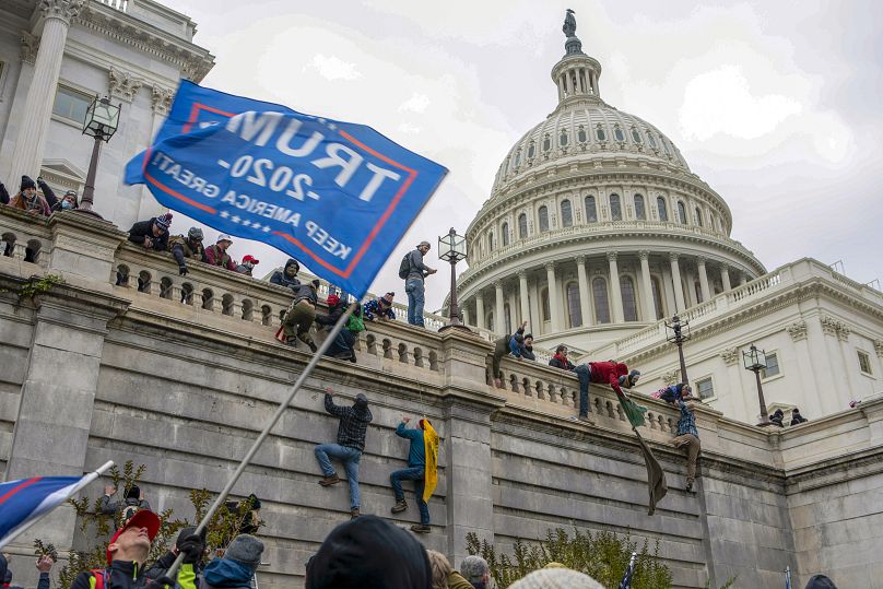 Partisans de Donald Trump sur le mur ouest du Capitole à Washington, le 6 janvier 2021