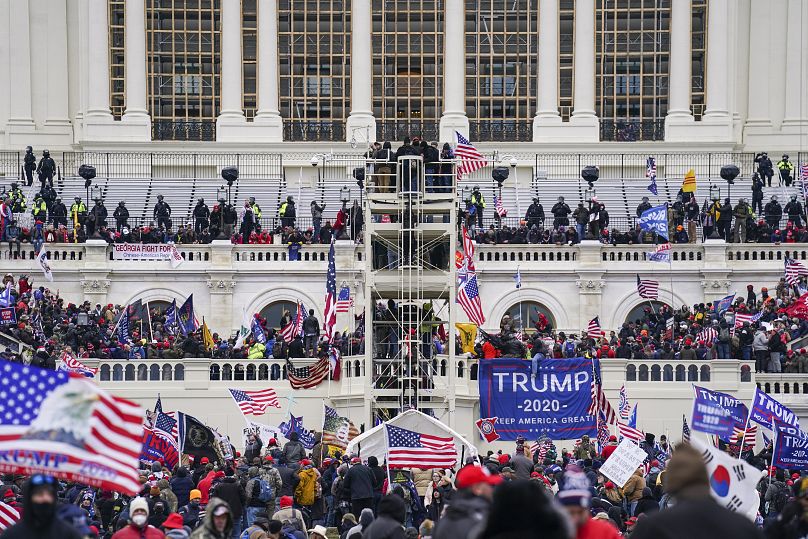 Les partisans de Donald Trump pénètrent dans le bâtiment du Capitole à Washington, le 6 janvier 2021.