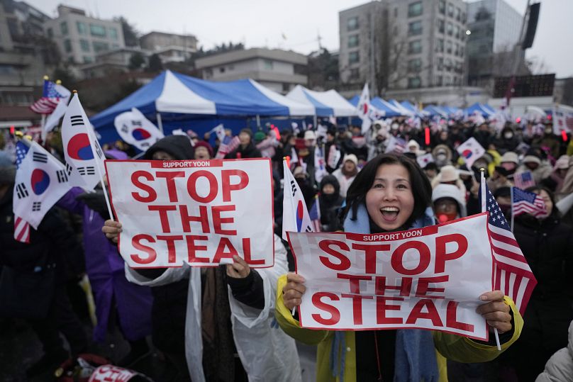 Des partisans du président sud-coréen Yoon Suk Yeol assistent à un rassemblement pour s'opposer à sa destitution près de la résidence présidentielle à Séoul, le 6 janvier 2025.