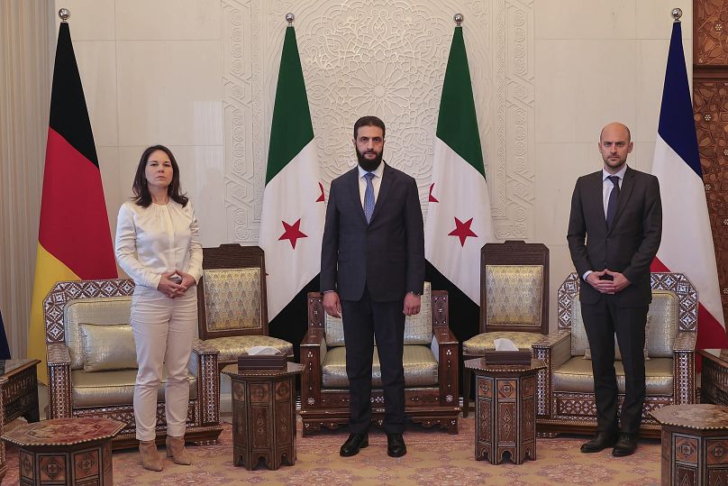 Le leader de facto syrien Ahmad al-Sharaa rencontre les ministres des Affaires étrangères allemand et français à Damas, le 3 janvier 2025.