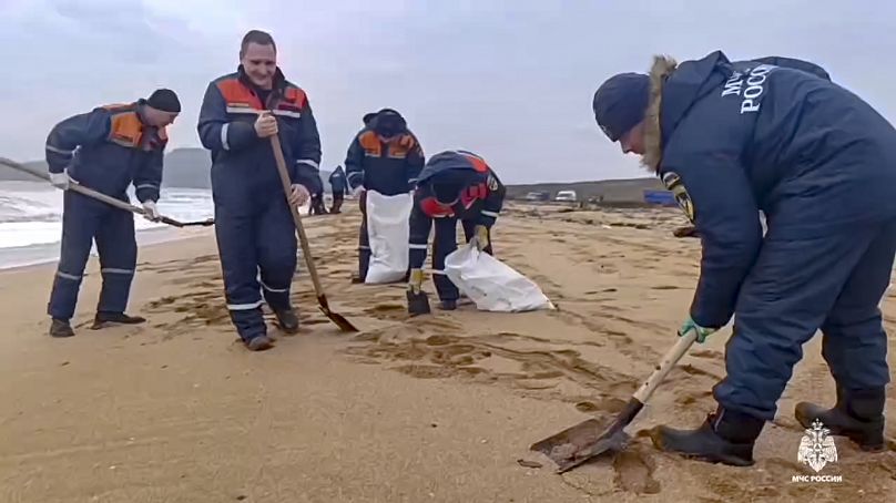 Des équipes travaillent pour nettoyer les tonnes de fioul déversées par deux pétroliers dans le détroit de Kertch, le 4 janvier 2025.