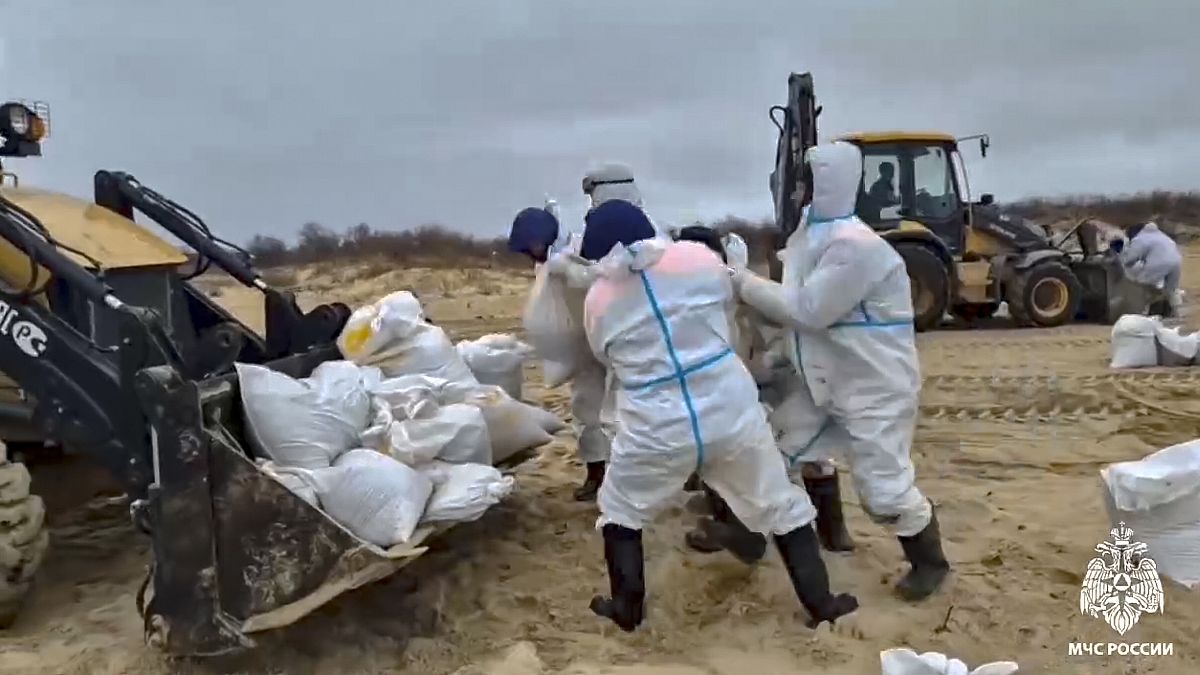 Crews work to clean up tons of fuel oil that spilled out of two tankers in the Kerch Strait, 4 January, 2025