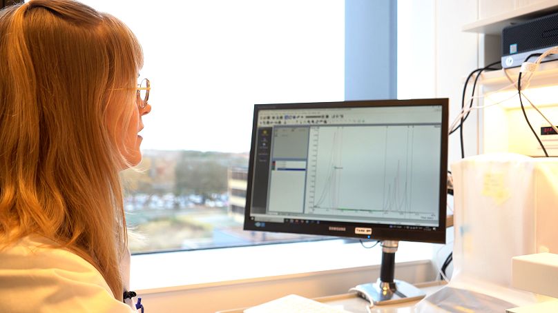 Loes van Dam examine les résultats de l'analyseur de texture