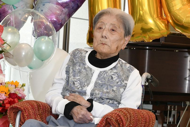 Tomiko Itooka fête son 116e anniversaire dans la maison de retraite où elle vit à Ashiya, dans l'ouest du Japon, le 23 mai 2024.