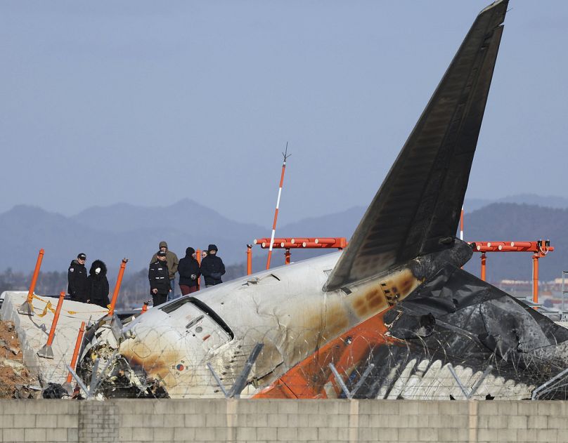 Des experts du Bureau national de la sécurité des transports des États-Unis et une équipe d'enquête conjointe entre les États-Unis et la Corée du Sud vérifient le lieu de l'accident d'avion de dimanche.