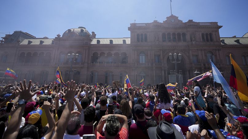 Les Vénézuéliens vivant en Argentine se rassemblent devant la Casa Rosada à Buenos Aires pour accueillir le chef de l'opposition vénézuélienne Edmundo González.