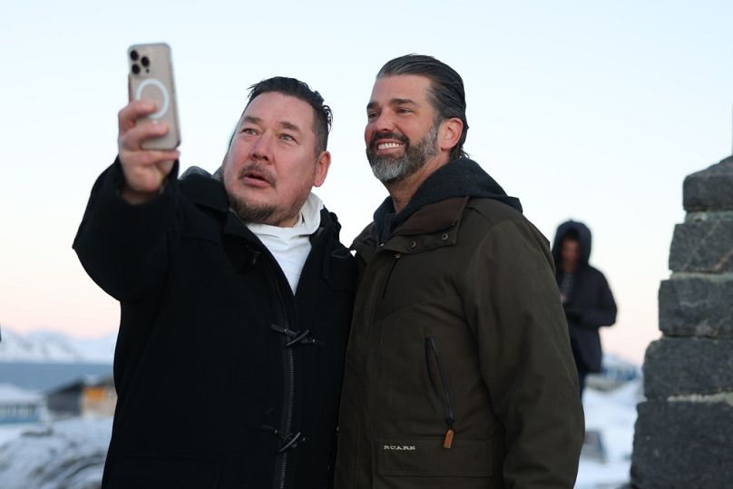 Donald Trump Jr., à droite, pose pour une photo à son arrivée à Nuuk, au Groenland, le mardi 7 janvier 2025.