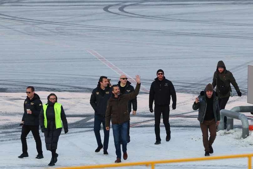 Donald Trump Jr., au centre, fait des gestes à son arrivée à Nuuk, au Groenland, le mardi 7 janvier 2025