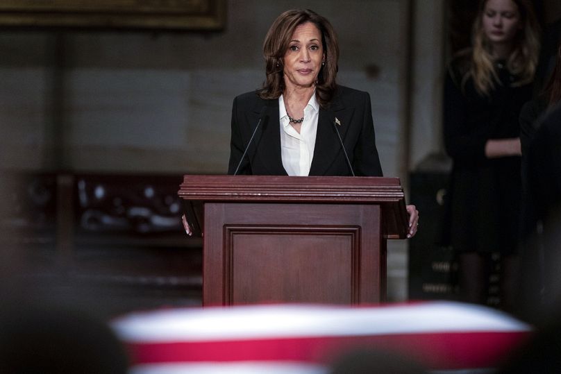 Le vice-président Kamala Harris s'exprime lors d'une cérémonie alors que le cercueil drapé du drapeau de l'ancien président Jimmy Carter se trouve dans l'État, au Capitole, le mardi 7 janvier 2025.