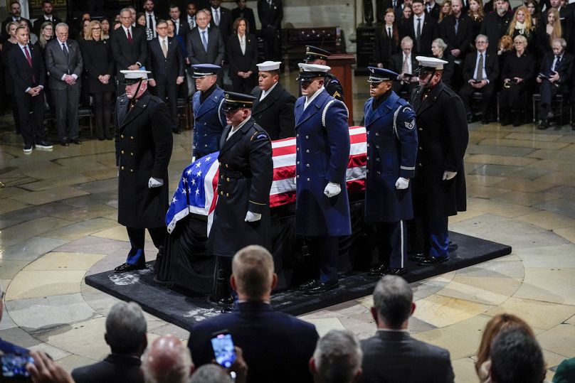 Le cercueil drapé du drapeau de l'ancien président Jimmy Carter arrive en état à la rotonde du Capitole américain le mardi 7 janvier 2025.