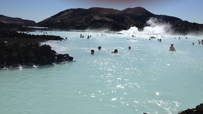 Au Blue Lagoon d'Islande, les visiteurs peuvent s'enduire de boue blanche tout en se baignant dans une eau riche en algues.