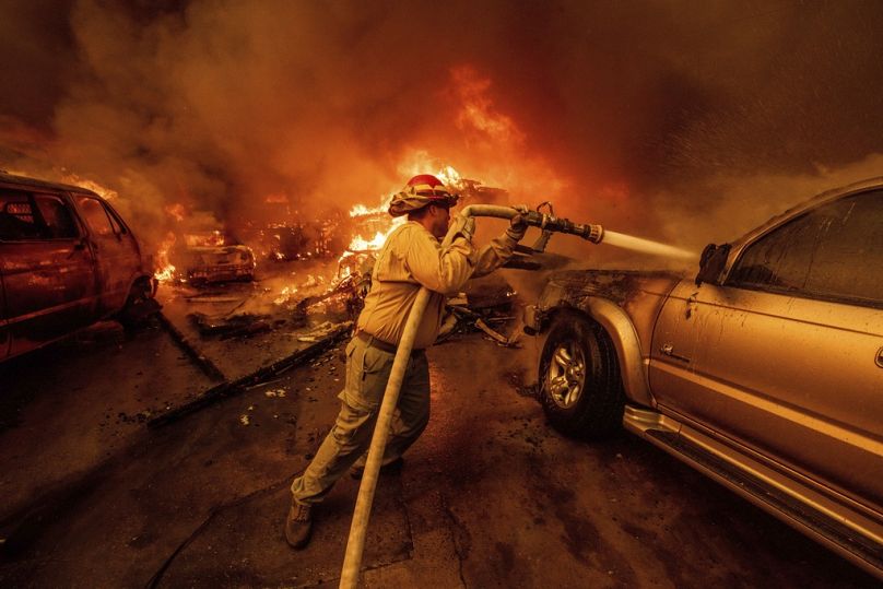 Un pompier combat l'incendie d'Eaton le mercredi 8 janvier 2025 à Altadena, en Californie.