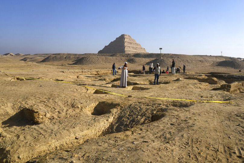 Des ouvriers égyptiens des antiquités creusent sur le site de la pyramide à degrés de Djéser à Saqqarah, en Égypte, le 26 janvier 2023.