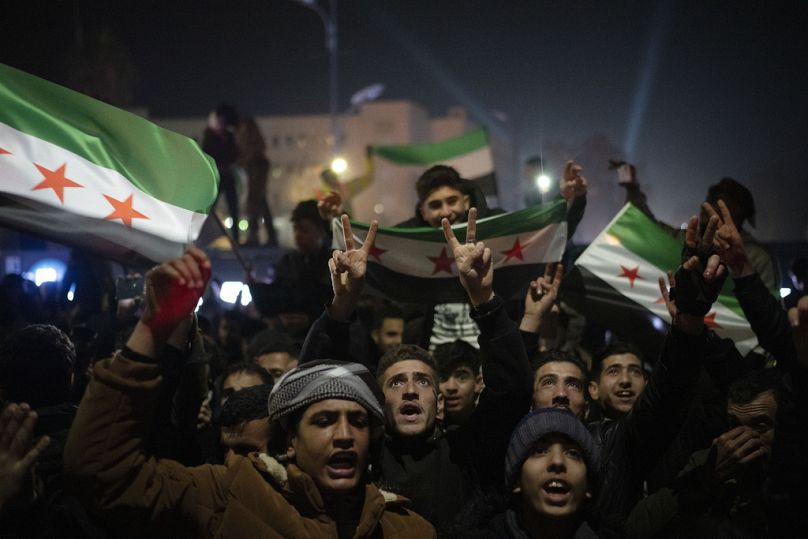 Les gens célèbrent pendant les festivités du Nouvel An sur la place des Omeyyades à Damas, en Syrie, le mardi 31 décembre 2024.