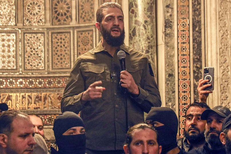 DOSSIER - Ahmed al-Sharaa, également connu sous le nom de guerre Abu Mohammed al-Golani, s'exprime à la mosquée des Omeyyades à Damas, en Syrie, le dimanche 8 décembre 2024.