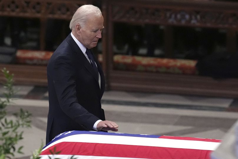 Le président Joe Biden touche le cercueil de l'ancien président Jimmy Carter lors des funérailles nationales à la cathédrale nationale de Washington, le jeudi 9 janvier 2025.