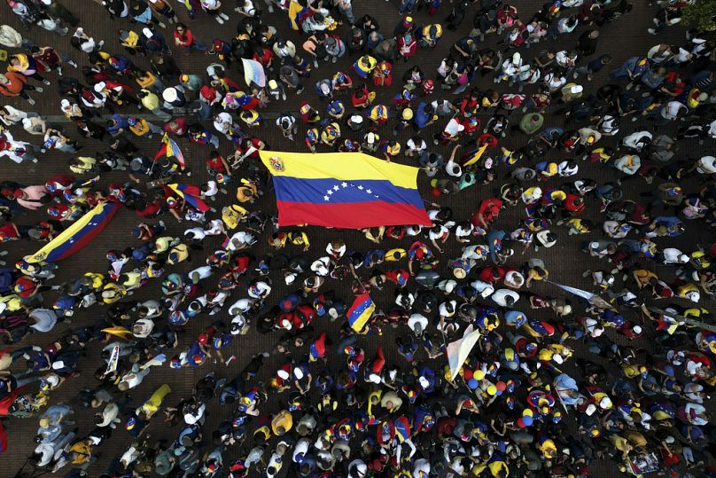 Les opposants au président vénézuélien Nicolas Maduro manifestent la veille de son investiture pour un troisième mandat à Bogota, Colombie, le jeudi 9 janvier 2025.