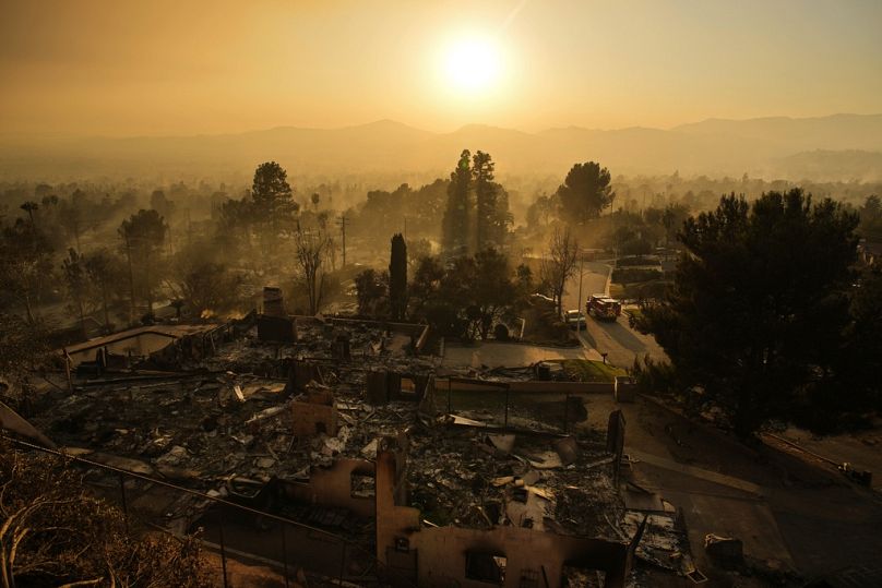 Un véhicule d'urgence traverse un quartier dévasté par l'incendie d'Eaton, le jeudi 9 janvier 2025.