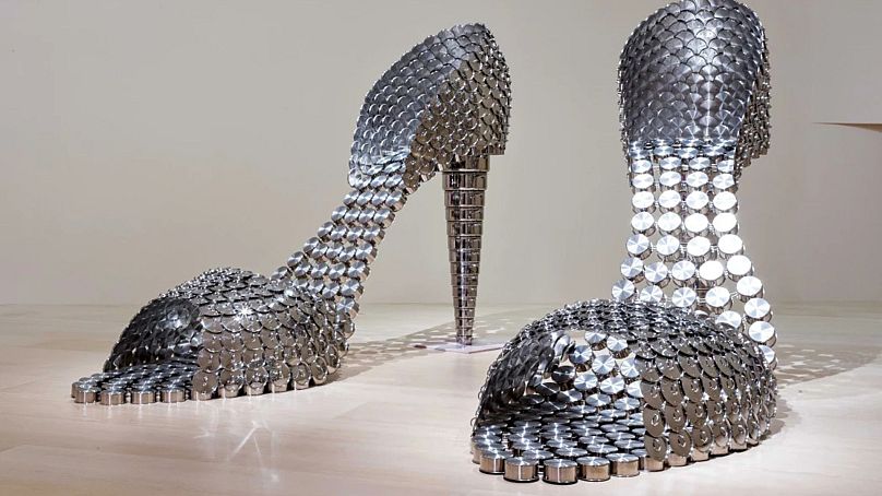 « Marilyn » de Joana Vasconcelos, fabriquée à partir de casseroles et couvercles en acier inoxydable et de béton.