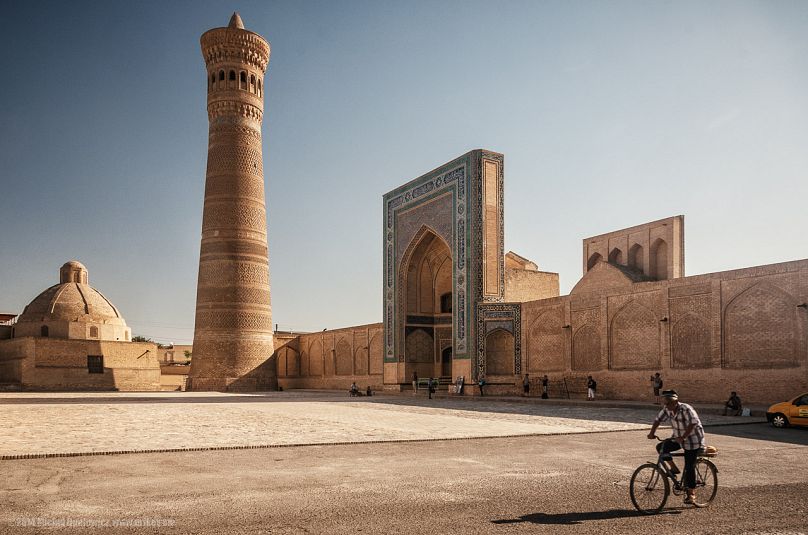 Boukhara est célèbre pour ses centaines de mosquées, madrassas, bazars et caravansérails bien conservés.