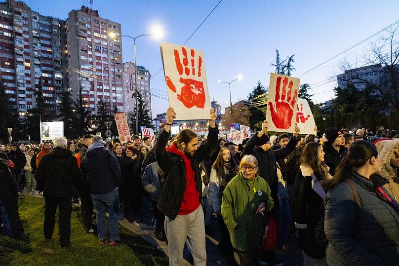 Manifestants en Serbie.