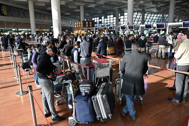 Des passagers attendent à bord du vol PIA à destination de Paris à l'aéroport international d'Islamabad, le 10 janvier 2025.