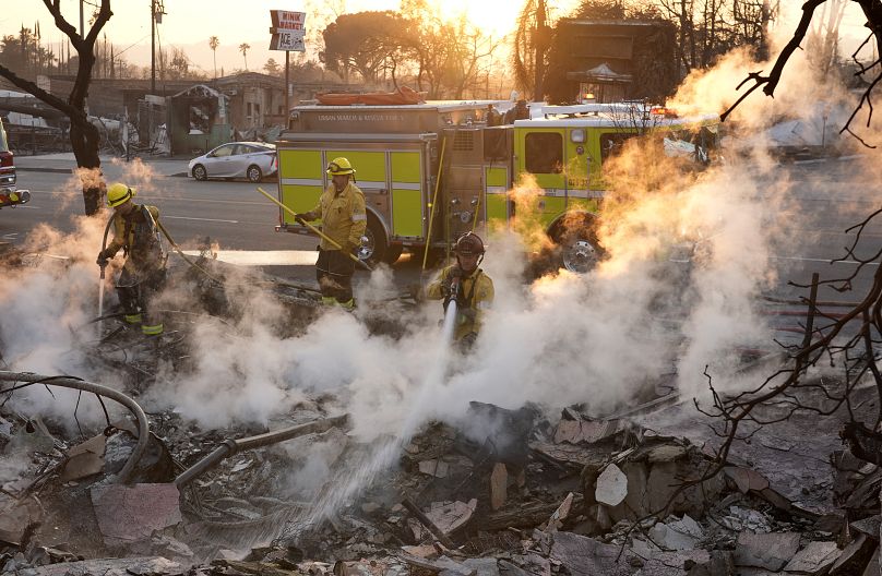 Les pompiers éteignent les braises brûlantes sur le site d'une structure sur Lake Avenue détruite par l'incendie d'Eaton, le 10 janvier 2025.