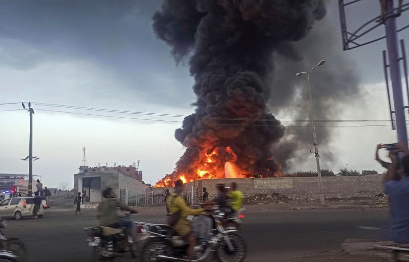 Un grand incendie est visible dans la ville portuaire de Hodeida au Yémen après les frappes aériennes israéliennes, le 29 septembre 2024.