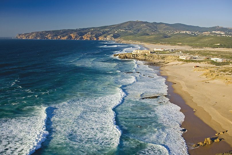 Même si vous n'allez pas à l'eau, il y a des dunes de sable sculptées par le vent dont vous pourrez profiter sans trop de monde.