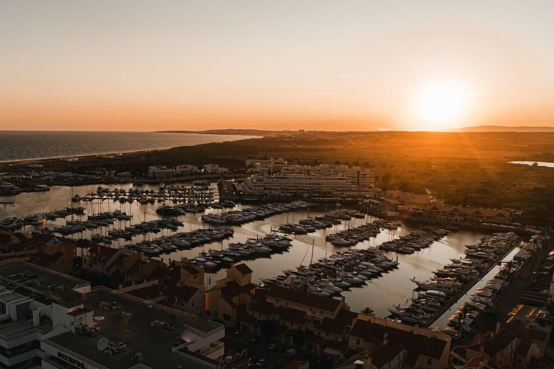 Optez pour une promenade le long de la promenade avant de vous diriger vers la marina de Vilamoura (la plus grande du Portugal) pour admirer les super yachts.