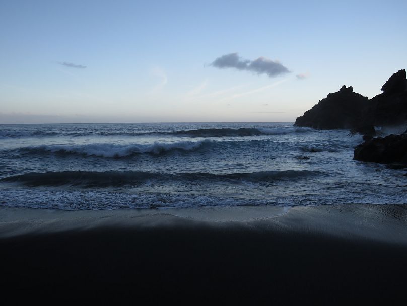 Située sur la côte nord de La Palma et accessible uniquement par un sentier court et escarpé, la plage de Nogales est rarement bondée. 