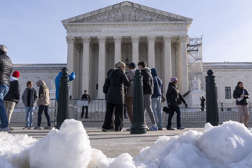 Un groupe se tient devant la Cour suprême des États-Unis lors de l'audience de vendredi sur TikTok, le 10 janvier 2025.