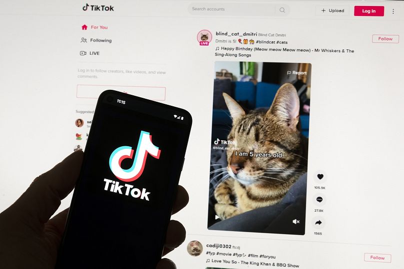 Le logo TikTok est affiché sur un téléphone portable devant un écran d'ordinateur à Boston, le 18 mars 2023.