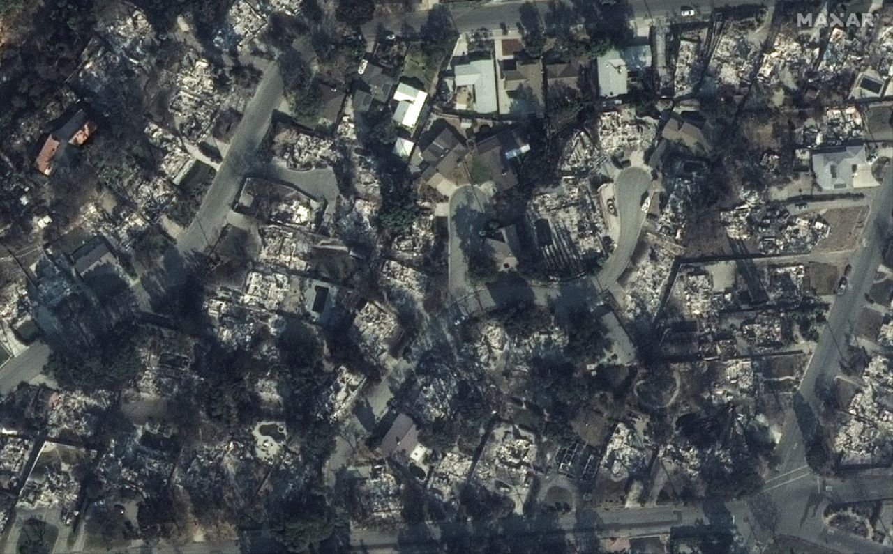 Cette image satellite fournie par Maxar Technologies montre des maisons dans un quartier après l'incendie d'Eaton, à Altadena, en Californie.