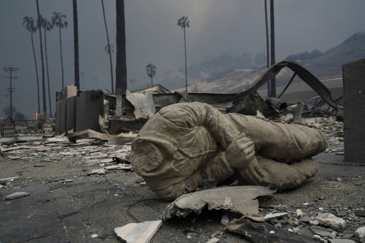 Une statue et d'autres structures sont incendiées alors que l'incendie des Palisades ravage un quartier au milieu de vents violents dans le quartier de Pacific Palisades à Los Angeles.