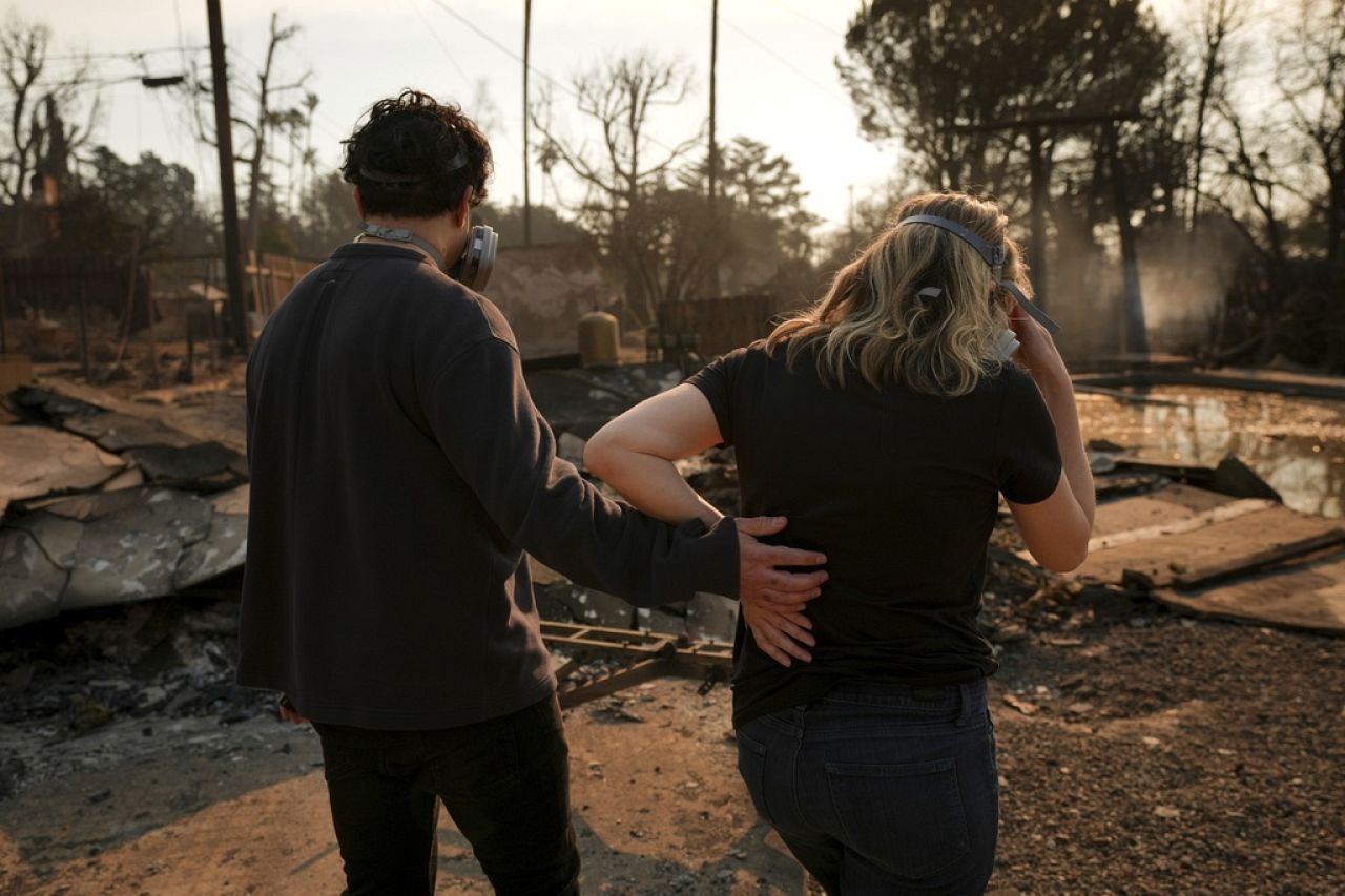 Les propriétaires Sohrab Nafici, à gauche, et Christine Meinders retournent dans leur quartier ravagé par le feu à la suite de l'incendie d'Eaton.