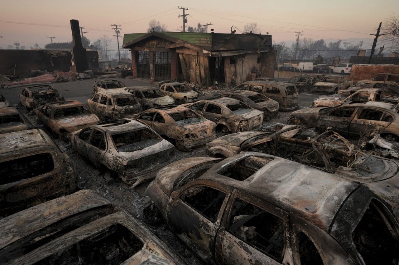 Des voitures sont carbonisées à l'intérieur d'une concession à la suite de l'incendie d'Eaton le vendredi 10 janvier 2025 à Altadena, en Californie.