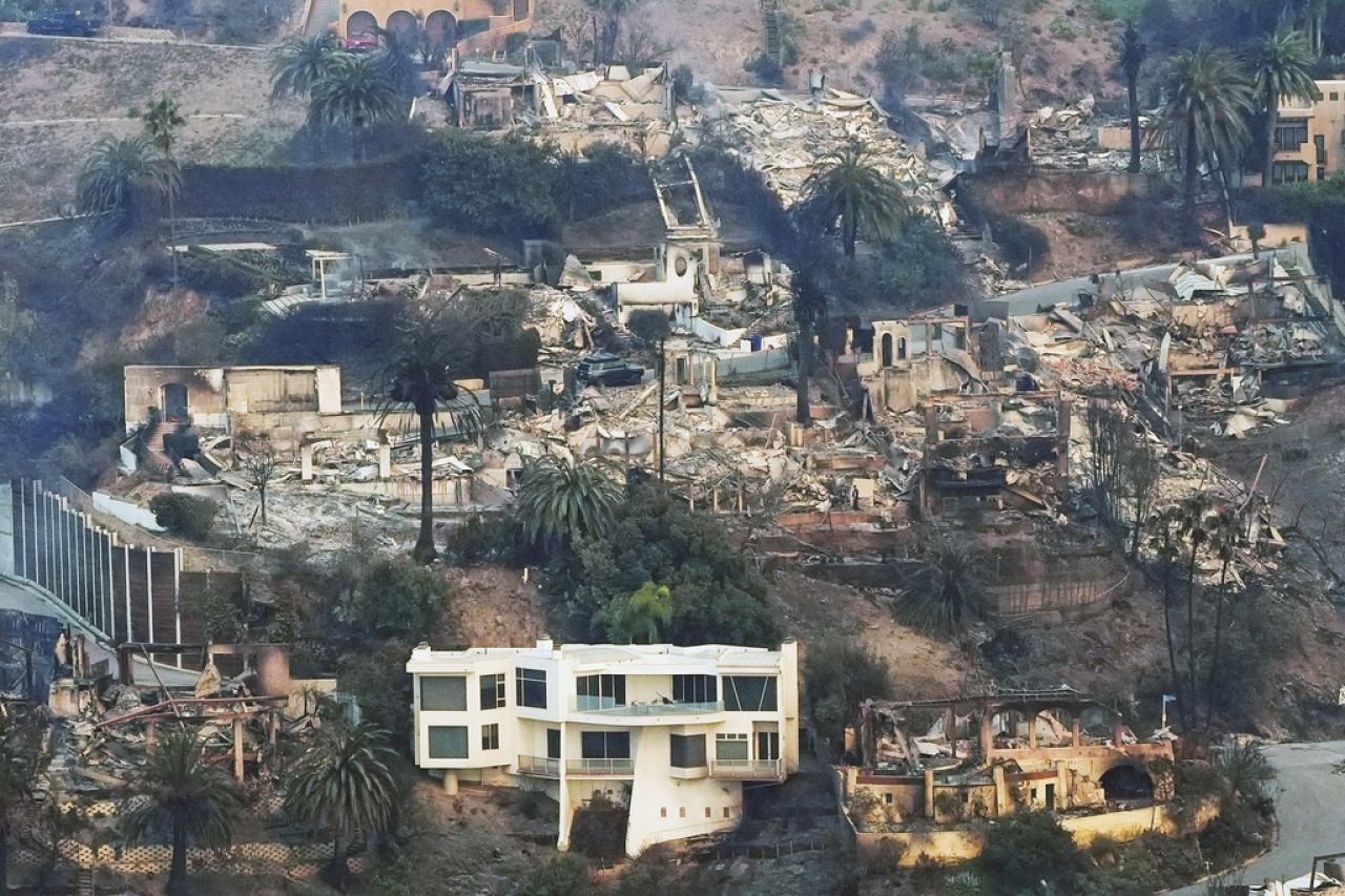 La dévastation causée par l'incendie de Palisades est vue depuis les airs dans le quartier de Pacific Palisades à Los Angeles.