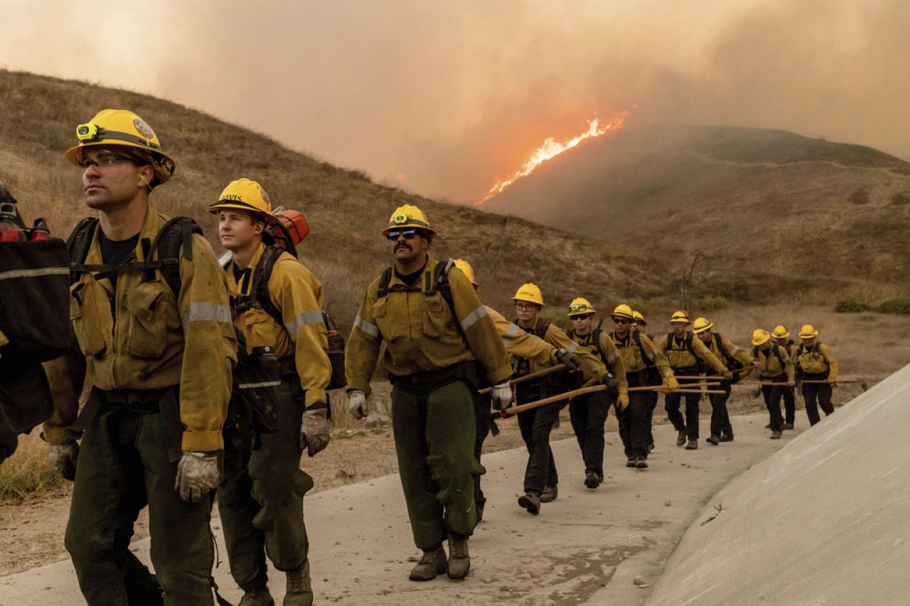 Les équipes de pompiers combattent l'incendie de Kenneth dans le quartier West Hills de Los Angeles, le jeudi 9 janvier 2025.